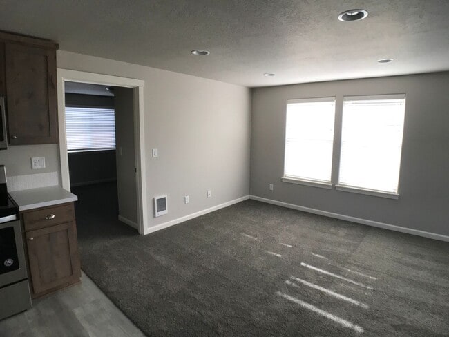 957 NW Oak Ave in Redmond, OR - Building Photo - Building Photo