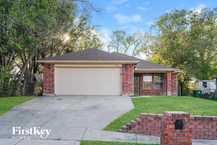 916 Meadow Park Dr in White Settlement, TX - Building Photo