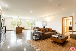 547 N Sweetzer Ave in West Hollywood, CA - Building Photo