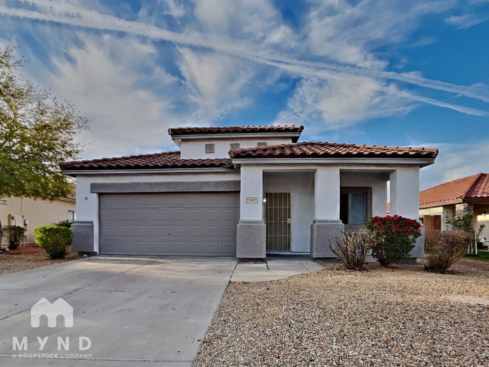 11827 W Roanoke Ave in Avondale, AZ - Foto de edificio