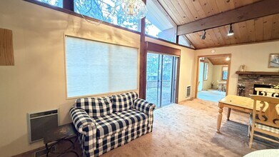 26823 Crestview Dr in Idyllwild, CA - Building Photo - Building Photo