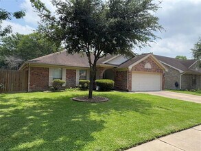 10906 Rustling Winds Dr in Houston, TX - Building Photo - Building Photo