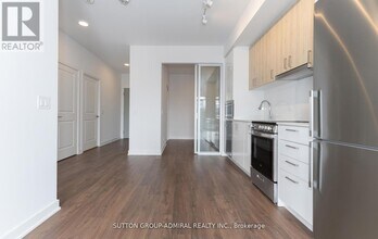 30 Upper Mall Wy in Vaughan, ON - Building Photo - Building Photo