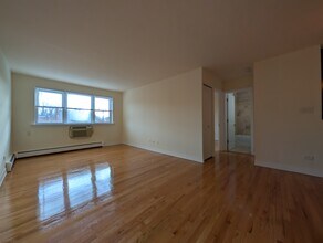 643 W Wrightwood Ave, Unit 317 in Chicago, IL - Foto de edificio - Building Photo