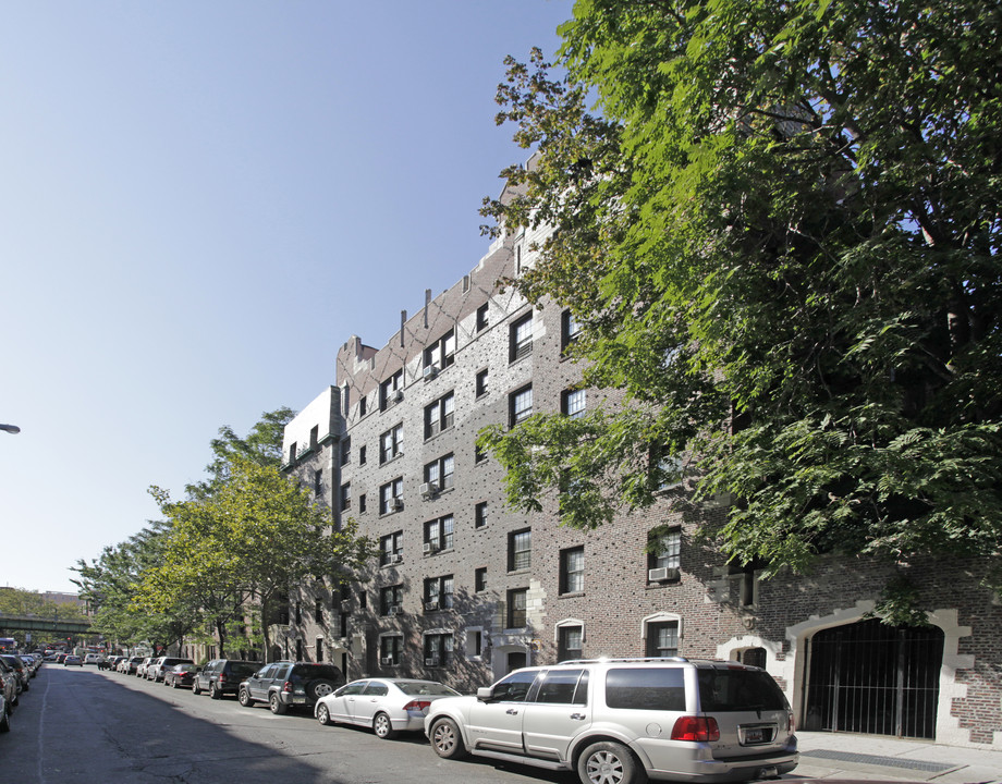 37-42-37-46 80th St in Jackson Heights, NY - Foto de edificio