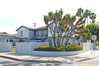 1046 El Camino Dr in Costa Mesa, CA - Building Photo - Building Photo