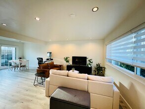 821 Valley Ave in Solana Beach, CA - Building Photo - Building Photo