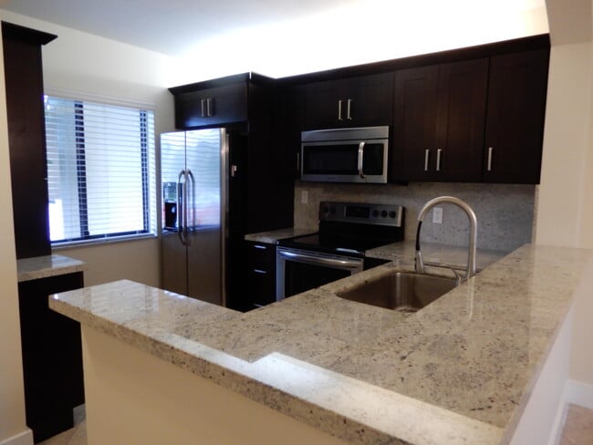 6585 Somerset Dr in Boca Raton, FL - Building Photo - Building Photo