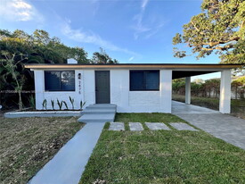 2475 NW 95th St in Miami, FL - Building Photo