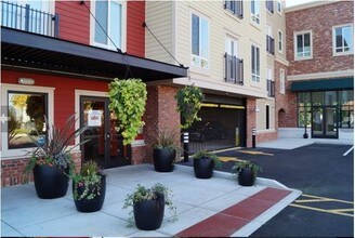 Bell Tower at Old Town Square Apartments in Wilsonville, OR - Foto de edificio - Building Photo