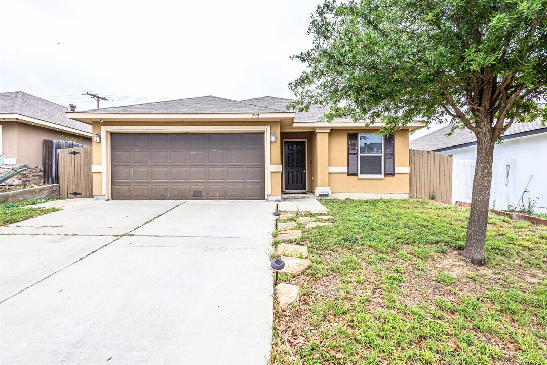 715 Bartolome Ln in Laredo, TX - Building Photo