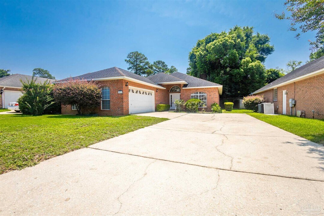 5931 Hermitage Dr in Pensacola, FL - Building Photo