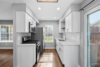 6002 Tracy Lynn Ln in Austin, TX - Foto de edificio - Building Photo