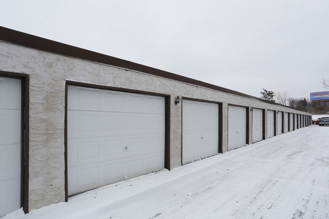 Pinecrest Apartments in Fridley, MN - Building Photo - Building Photo