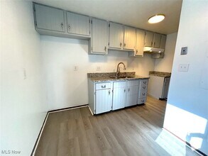 28 Pioneer Dr in Wintersville, OH - Building Photo - Building Photo