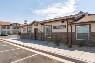 Estancias Valencia in El Paso, TX - Building Photo