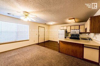 686 W Martha Dr in Fayetteville, AR - Foto de edificio - Building Photo