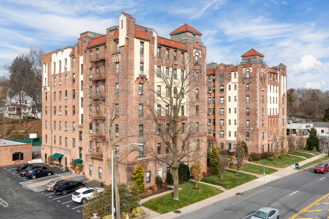 Hartsdale Gardens in Hartsdale, NY - Building Photo