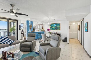106 Lake Emerald Dr, Unit 414 in Oakland Park, FL - Building Photo