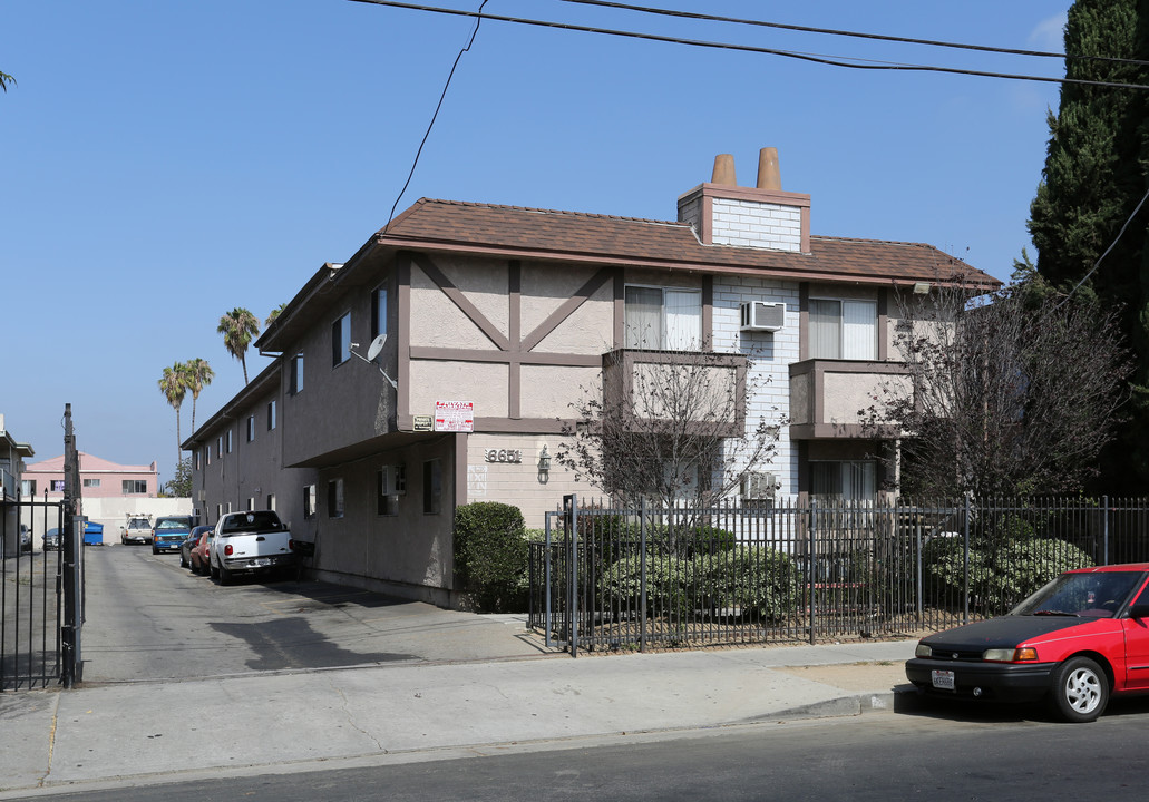 6651 Etiwanda Ave in Reseda, CA - Building Photo