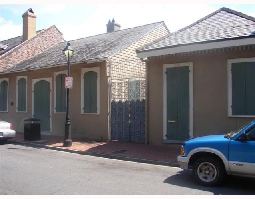 910 Toulouse St in New Orleans, LA - Building Photo