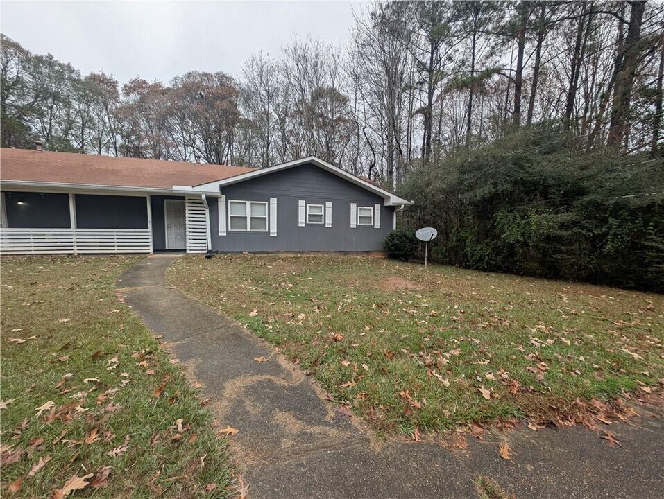 155 Chesapeake Dr in Ellenwood, GA - Building Photo