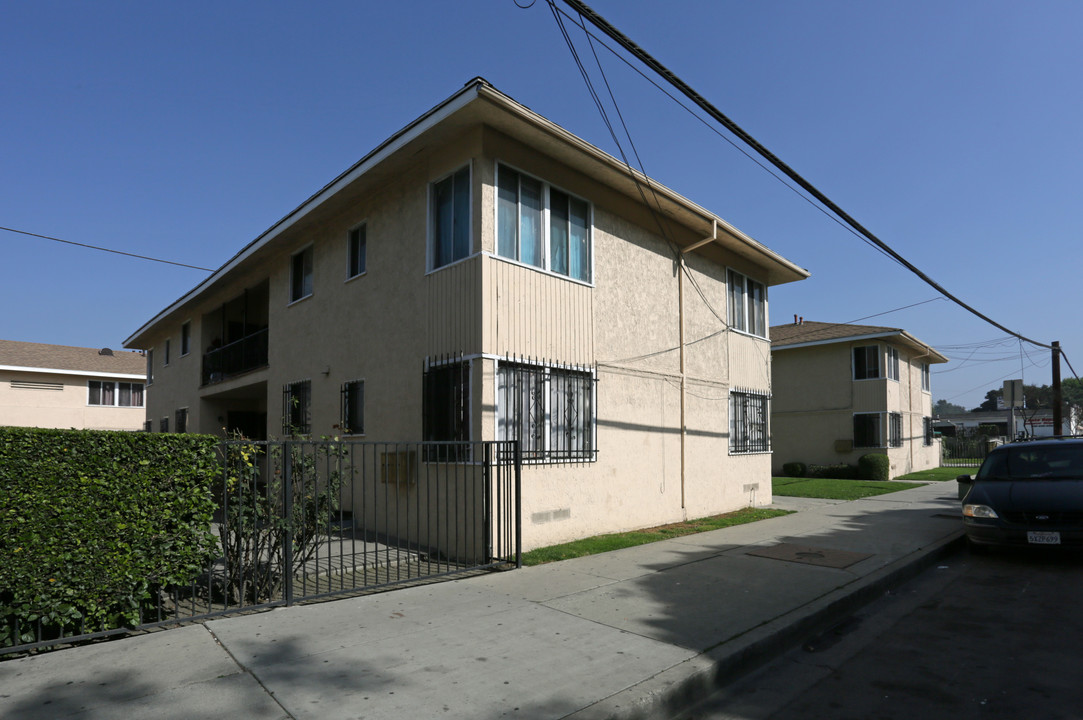 421 W Rosecrans Ave in Compton, CA - Building Photo