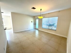 376 SW 2nd St in Boca Raton, FL - Foto de edificio - Building Photo