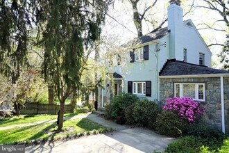 215 Crestmoor Cir in Silver Spring, MD - Building Photo - Building Photo