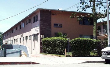 Loma Garden Apartments in Los Angeles, CA - Foto de edificio - Building Photo