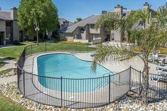 Oakbridge Condos in Hanford, CA - Foto de edificio - Building Photo