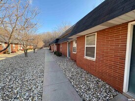 140 W Bluff St in East Peoria, IL - Building Photo