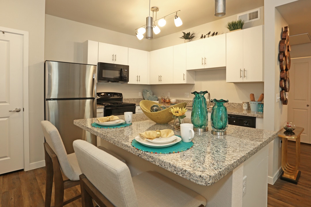 Nova North Valley in Phoenix, AZ - Building Photo