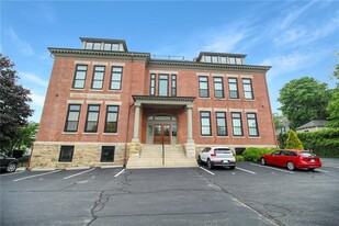 32 Carey St in Newport, RI - Building Photo