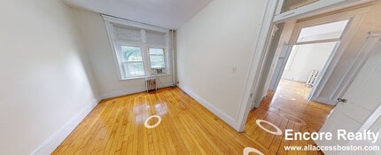 1822 Beacon St, Unit 2 in Brookline, MA - Foto de edificio - Building Photo