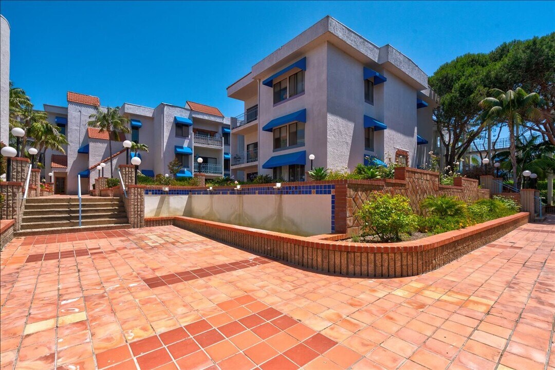 8328 Regents Rd in San Diego, CA - Building Photo