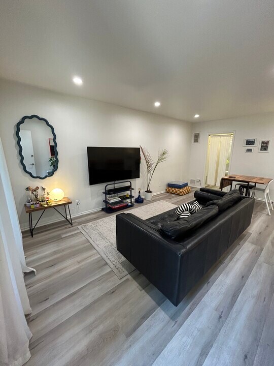 123 S St Andrews Pl, Unit #12 in Los Angeles, CA - Building Photo