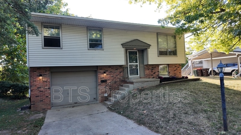 6345 N Randwick Rd in Peoria, IL - Building Photo