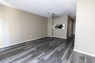 Round Rock Townhomes in Arlington, TX - Foto de edificio - Building Photo