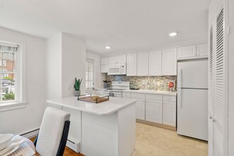 60 Lake St in Winchester, MA - Building Photo - Building Photo