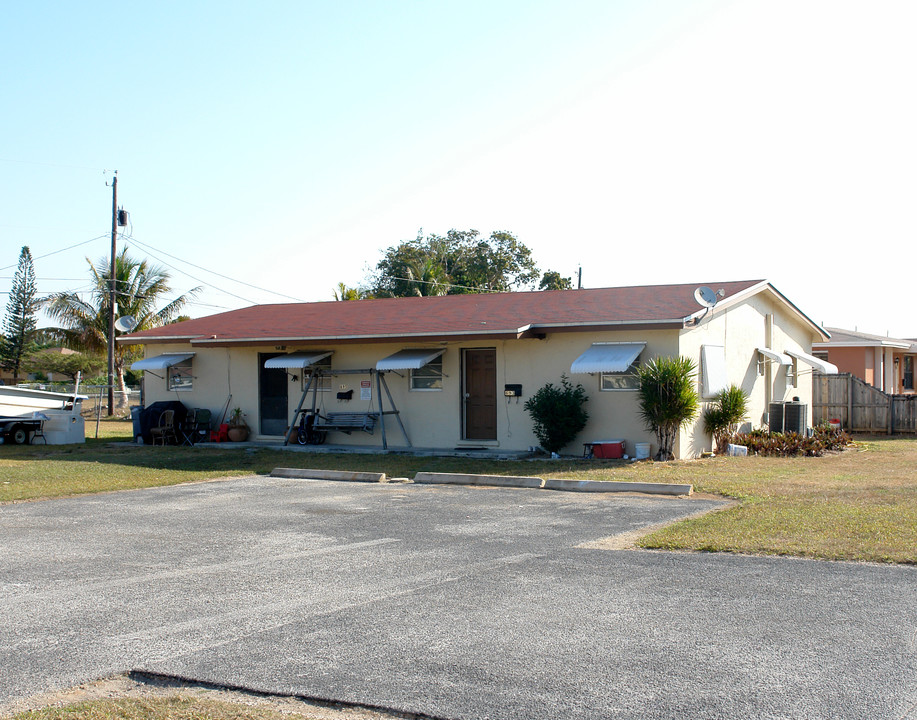 693 NW 11th St in Homestead, FL - Foto de edificio