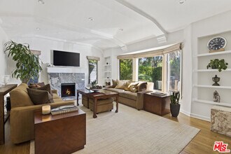 735 Westmount Dr in West Hollywood, CA - Building Photo - Building Photo