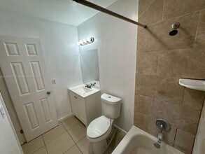 214 SE 8th St in Hallandale Beach, FL - Building Photo - Building Photo
