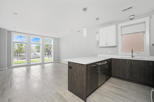 2533 W Congress Pkwy in Chicago, IL - Building Photo - Building Photo