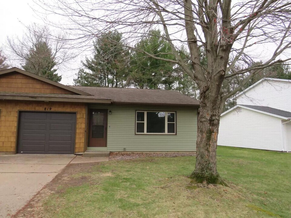817 Dorbe St in Eau Claire, WI - Building Photo