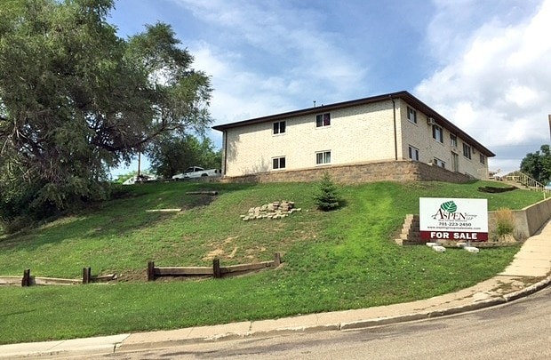 104 6th St NE in Mandan, ND - Foto de edificio