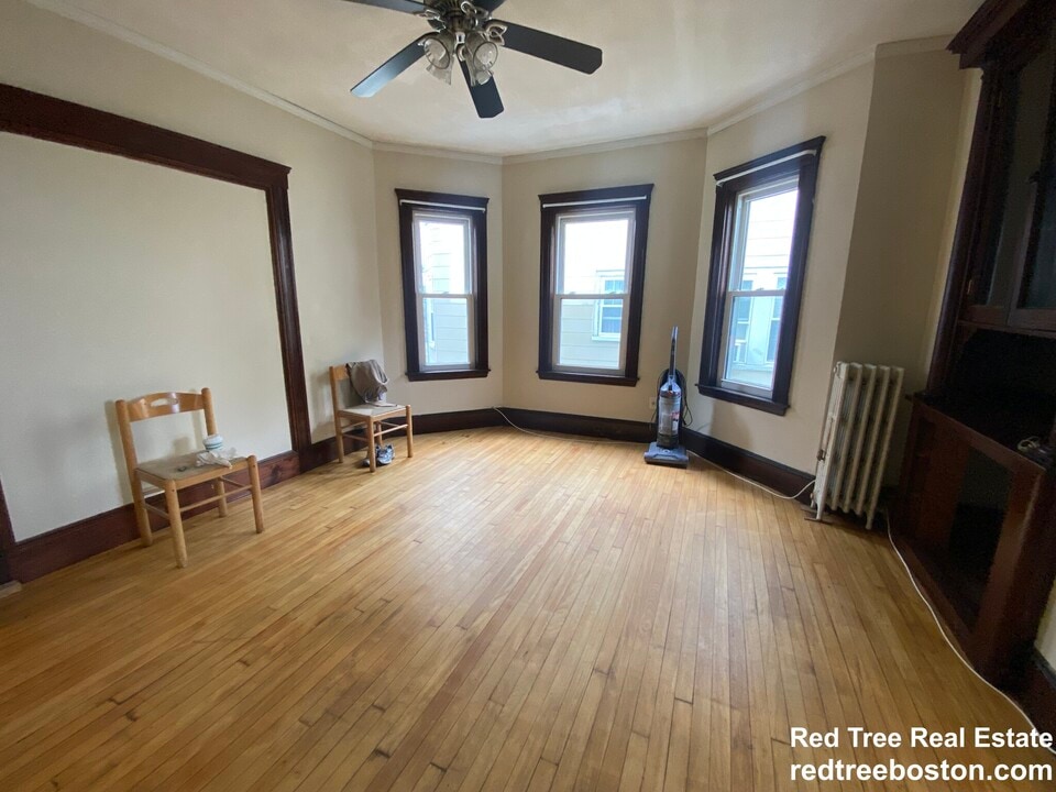 12 Douglas Ave, Unit 1 in Somerville, MA - Foto de edificio