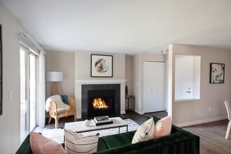 Stonesthrow Apartments in Tualatin, OR - Foto de edificio - Building Photo