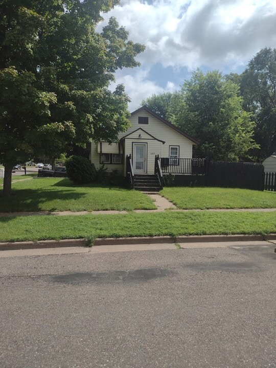 3015 6th St in Eau Claire, WI - Building Photo