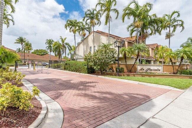 18326 NW 68th Ave in Hialeah, FL - Building Photo - Building Photo